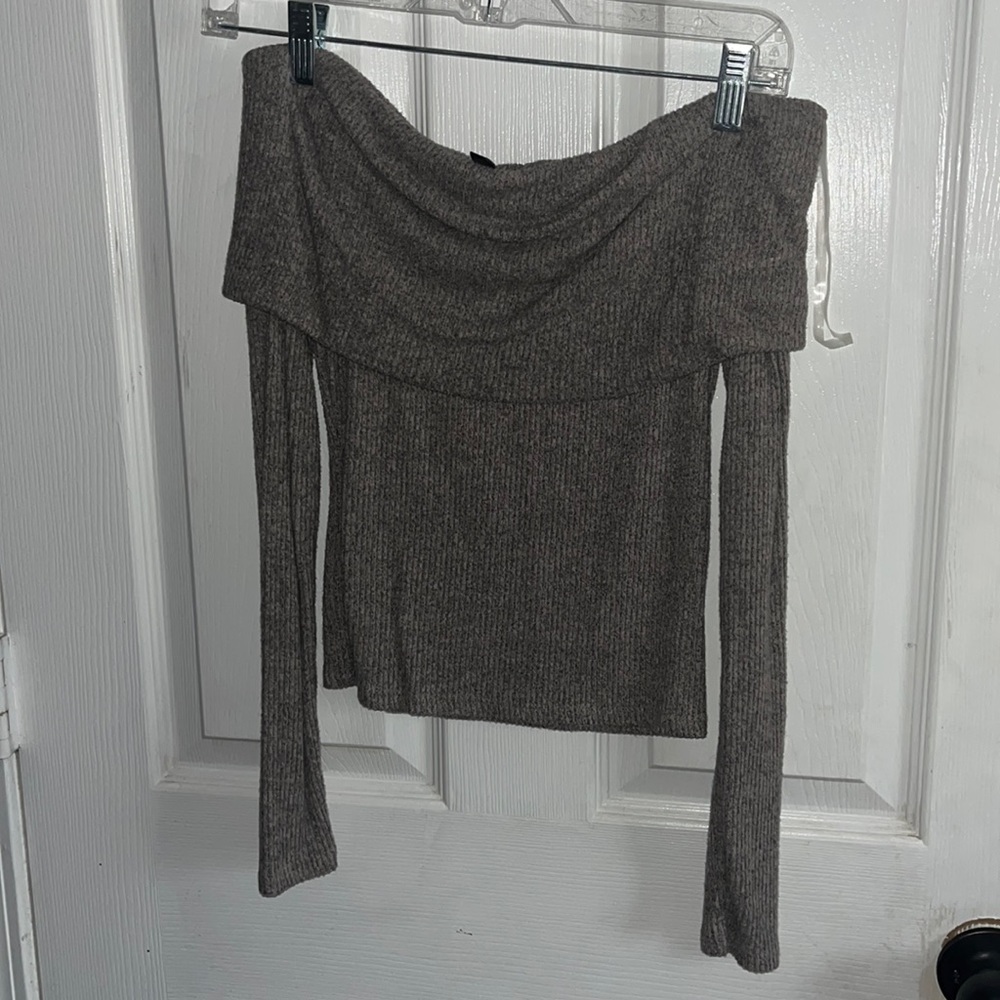 Off the Shoulder Cropped Shirt- Grey off the shoulder shirt, GREAT for going out
